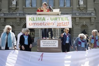 Les Aînées pour le climat ont dévoilé une pierre de 2,5 kilos à l'occasion du premier anniversaire de la condamnation de la Suisse pour inaction climatique par la Cour européenne des droits de l'Homme. KEYSTONE/PETER SCHNEIDER